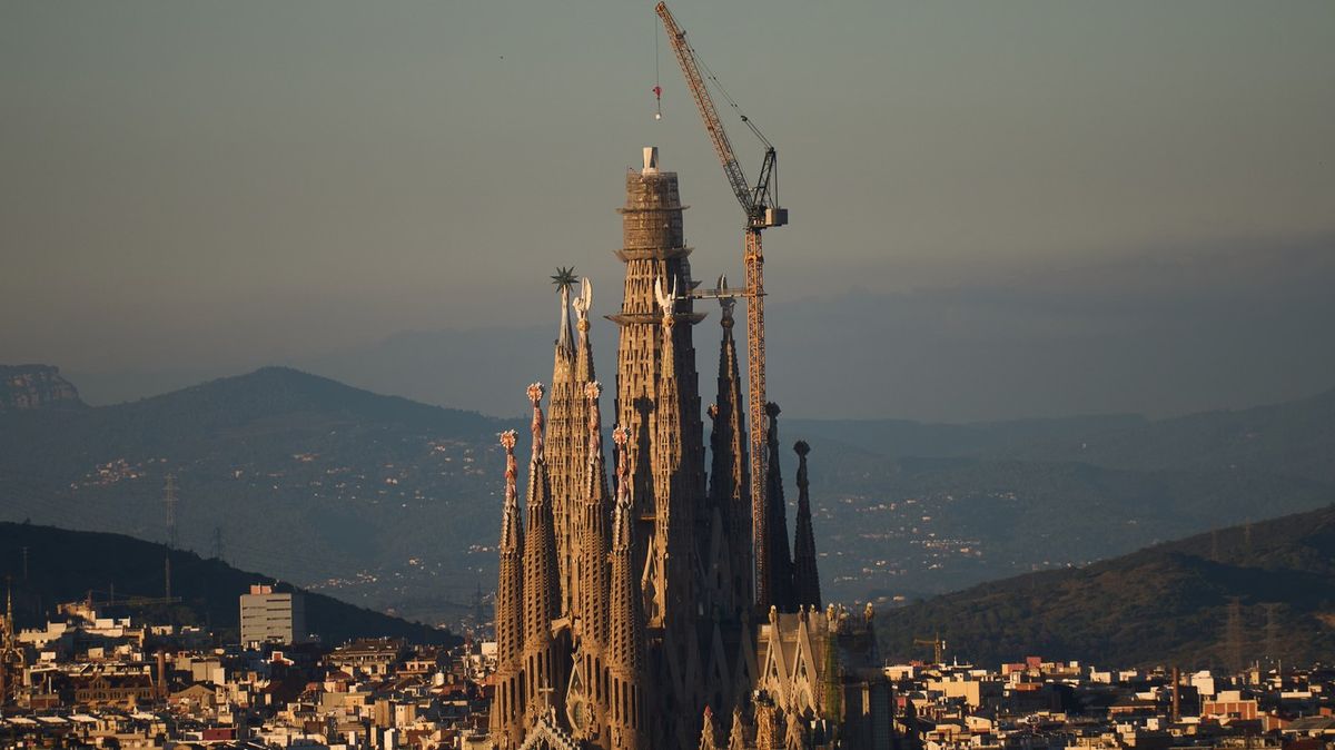 Video: Nejvyšší kostelní věž už není v Ulmu, prvenství uzmula Barcelona